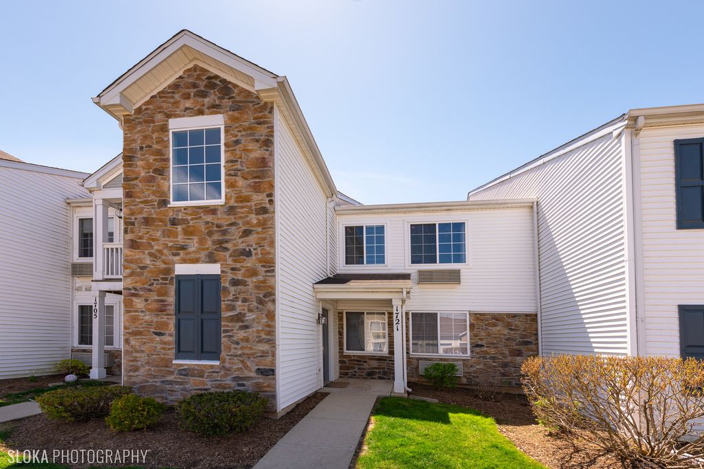 1721 SILVERSTONE Drive 1721, Carpentersville, IL 60110