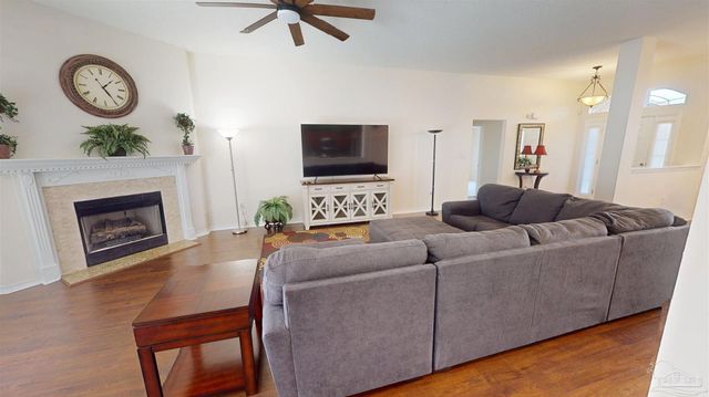 8293 Onich Dr, Navarre, FL 32566
