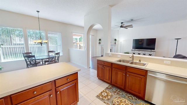 8293 Onich Dr, Navarre, FL 32566