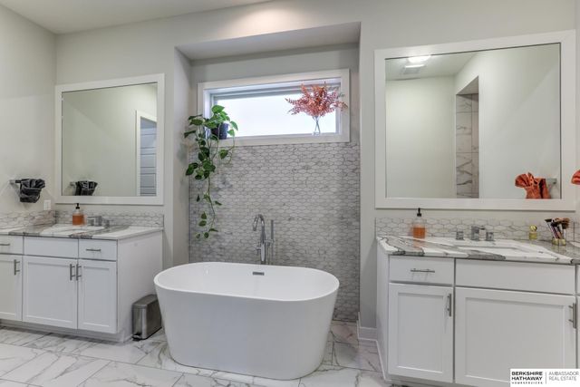 1707 S 211th Street, Omaha, NE 68022