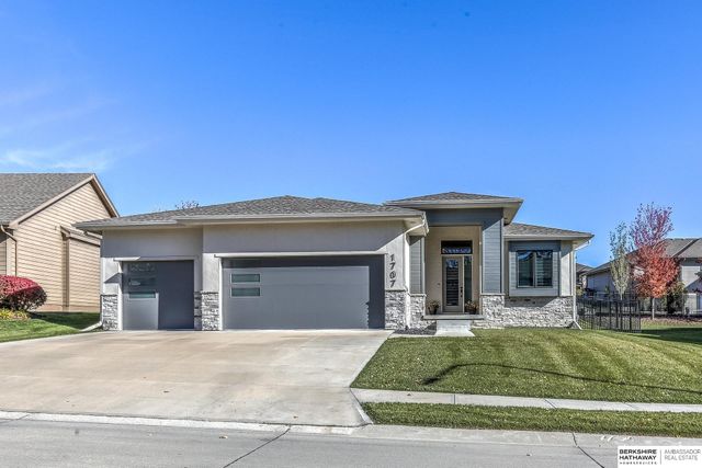 1707 S 211th Street, Omaha, NE 68022