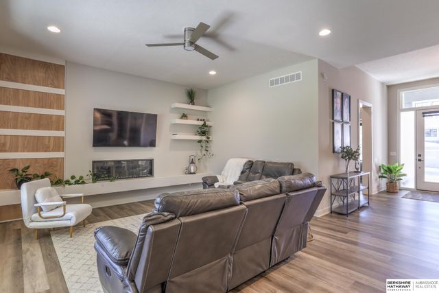 1707 S 211th Street, Omaha, NE 68022