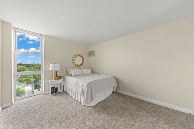1043 S York Road 606, Bensenville, IL 60106