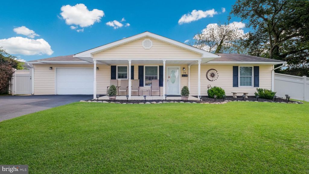 34 MAPLE LN, LEVITTOWN, PA 19054 — exterior