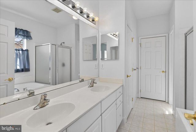 3 BUCKINGHAM DR, Pennington, NJ 08534