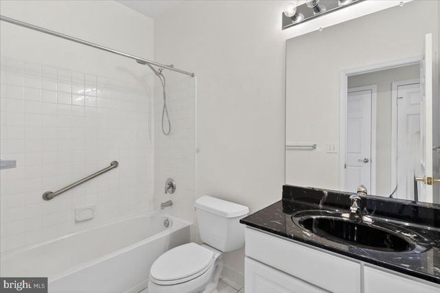 3 BUCKINGHAM DR, Pennington, NJ 08534