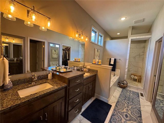 1100 SW Heather Drive, Lee's Summit, MO 64081