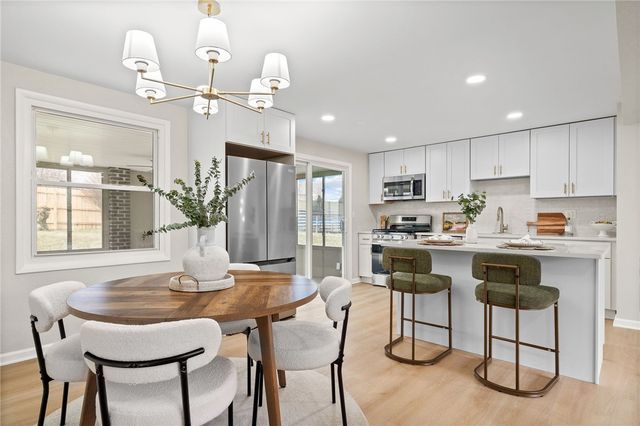 320 Willow Hedge Dr, Monroeville, PA 15146