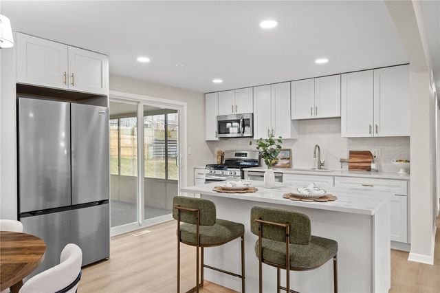 320 Willow Hedge Dr, Monroeville, PA 15146