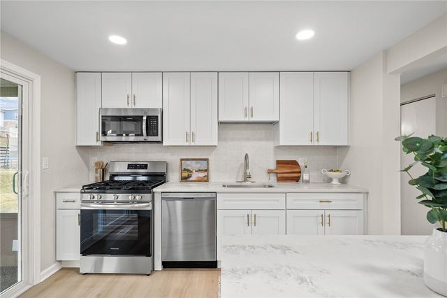 320 Willow Hedge Dr, Monroeville, PA 15146