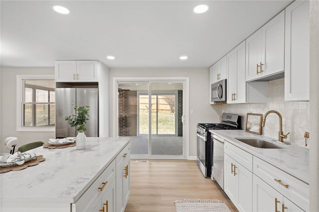 320 Willow Hedge Dr, Monroeville, PA 15146