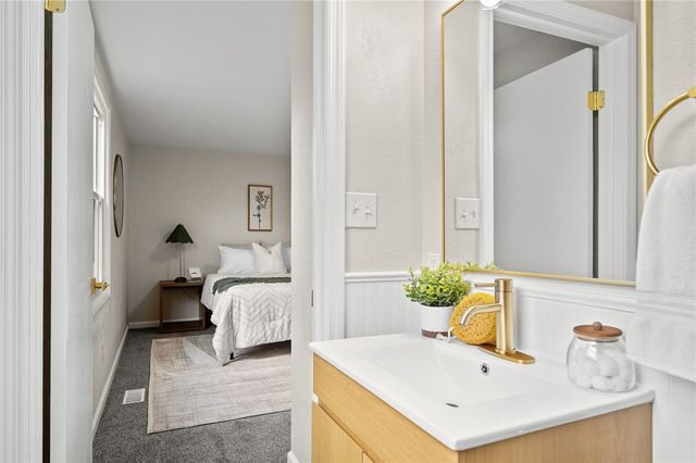 320 Willow Hedge Dr, Monroeville, PA 15146