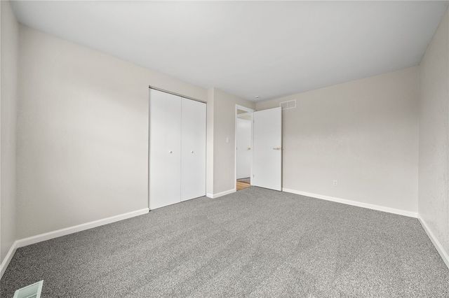 320 Willow Hedge Dr, Monroeville, PA 15146