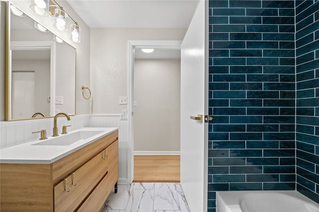 320 Willow Hedge Dr, Monroeville, PA 15146