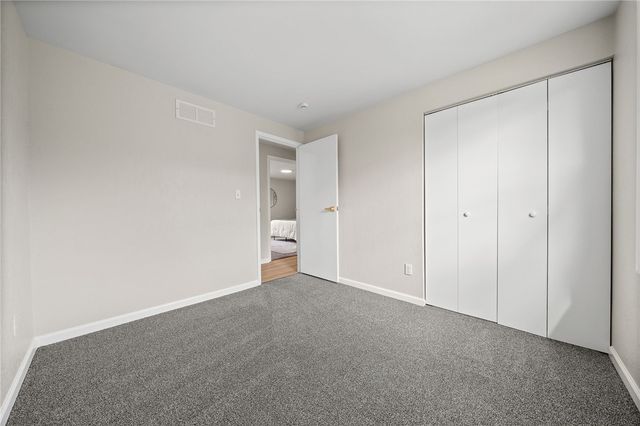 320 Willow Hedge Dr, Monroeville, PA 15146