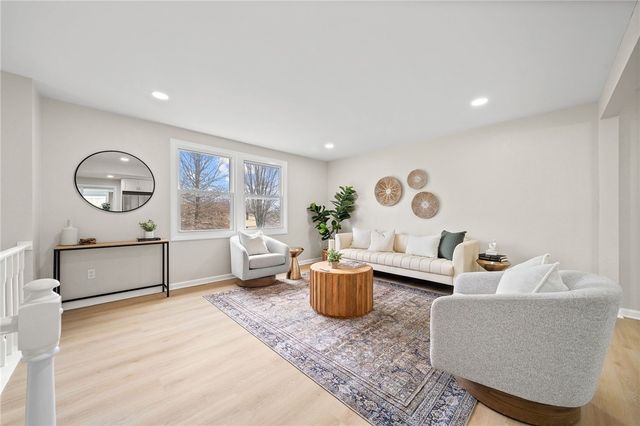 320 Willow Hedge Dr, Monroeville, PA 15146