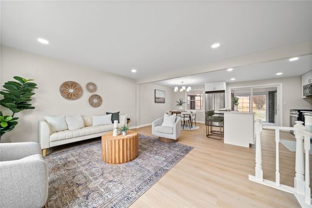 320 Willow Hedge Dr, Monroeville, PA 15146