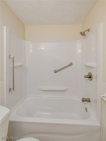 13748 Oakbrook Drive 13748, North Royalton, OH 44133
