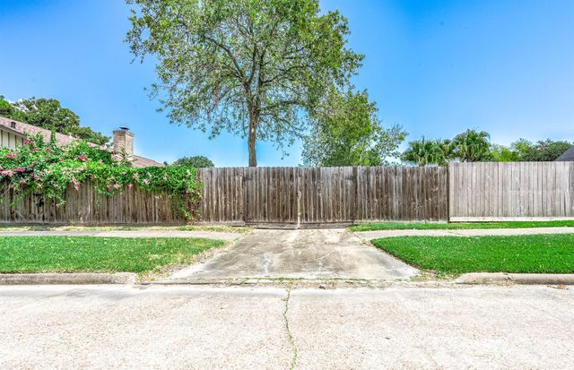 802 Voyager Drive, Houston, TX 77062