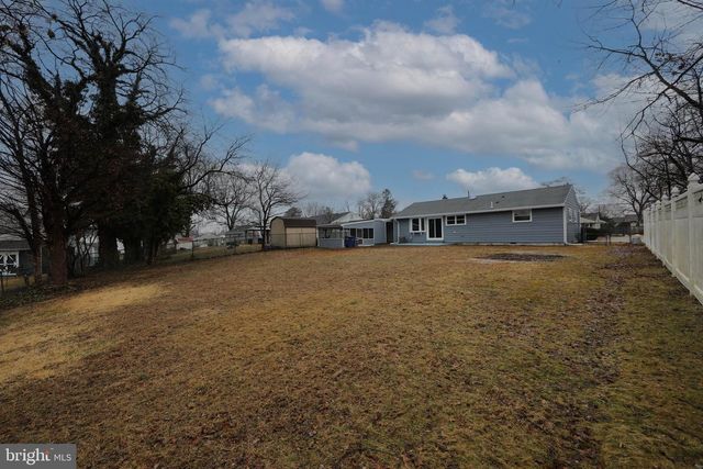 1108 LAUREL RD, Beverly, NJ 08010