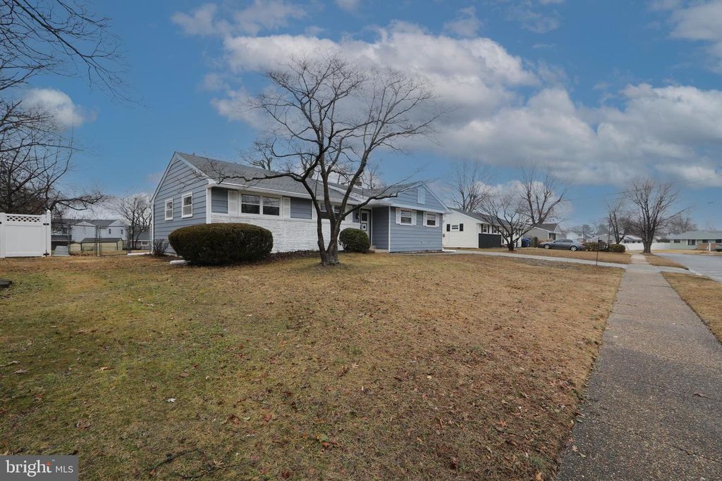 1108 LAUREL RD, Beverly, NJ 08010