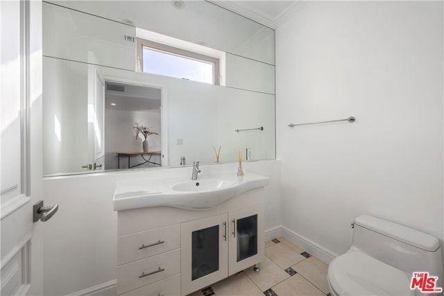 918 S Wooster Street 2, Los Angeles, CA 90035