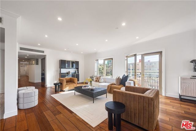 918 S Wooster Street 2, Los Angeles, CA 90035