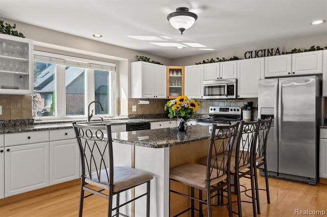 16016 Berry Lane, Macomb, MI 48044