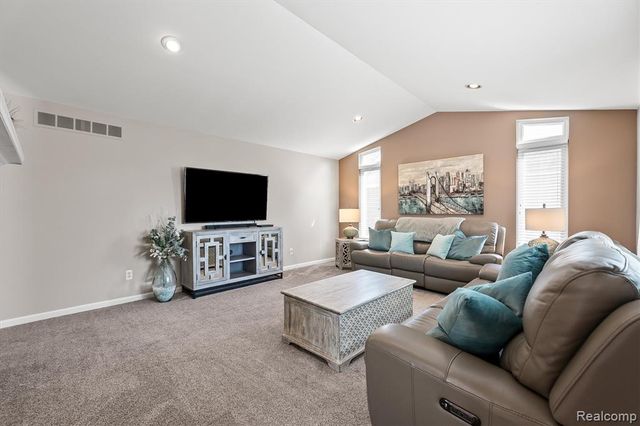 16016 Berry Lane, Macomb, MI 48044