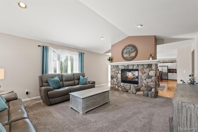 16016 Berry Lane, Macomb, MI 48044
