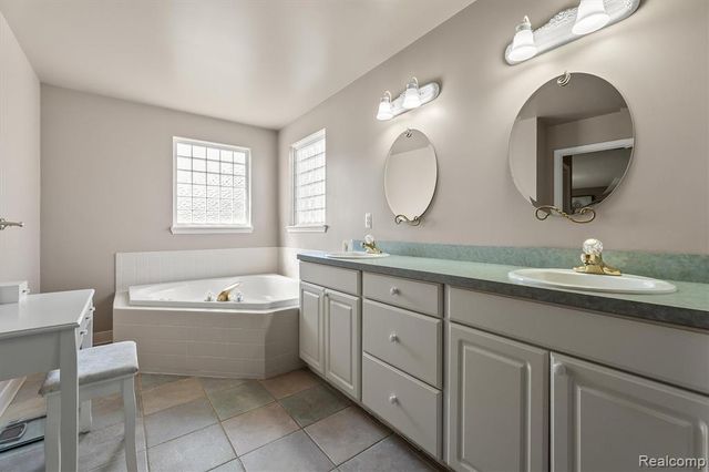 16016 Berry Lane, Macomb, MI 48044