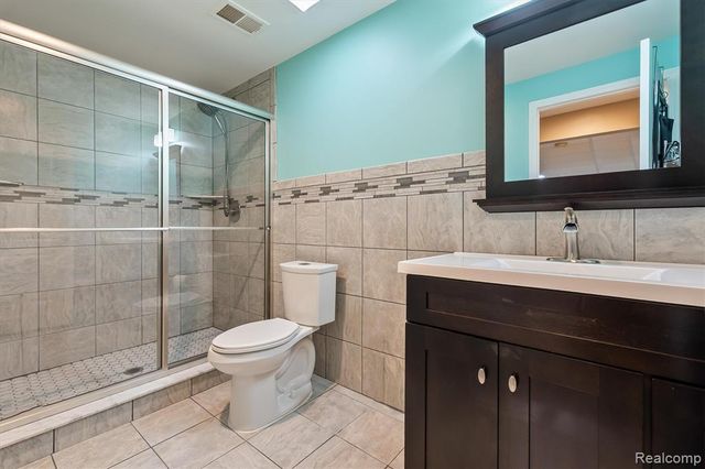 16016 Berry Lane, Macomb, MI 48044