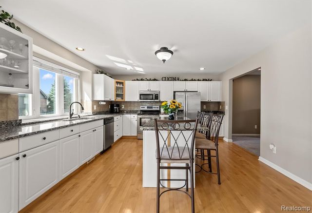 16016 Berry Lane, Macomb, MI 48044