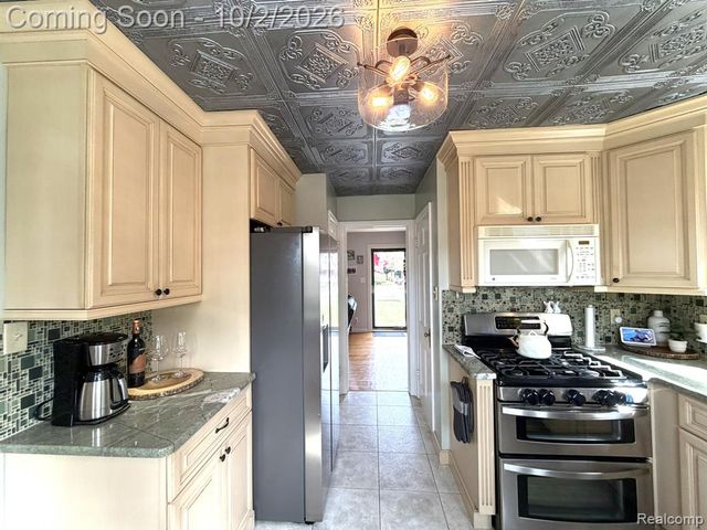 71 Vernier Road, Grosse Pointe Shores, MI 48236