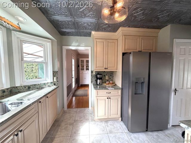 71 Vernier Road, Grosse Pointe Shores, MI 48236