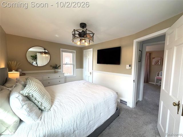 71 Vernier Road, Grosse Pointe Shores, MI 48236