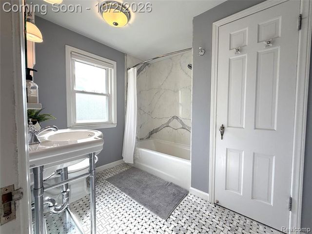 71 Vernier Road, Grosse Pointe Shores, MI 48236