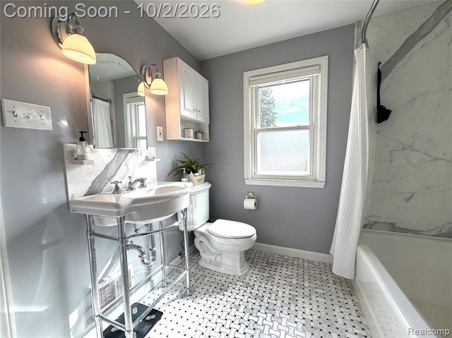 71 Vernier Road, Grosse Pointe Shores, MI 48236