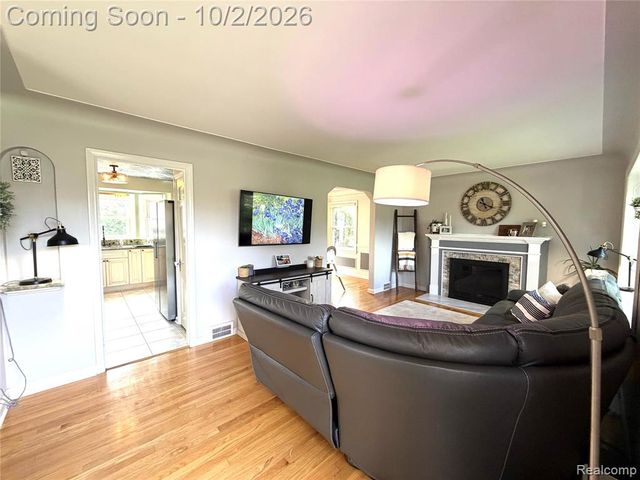 71 Vernier Road, Grosse Pointe Shores, MI 48236