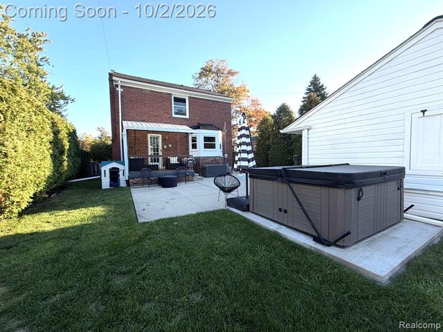 71 Vernier Road, Grosse Pointe Shores, MI 48236
