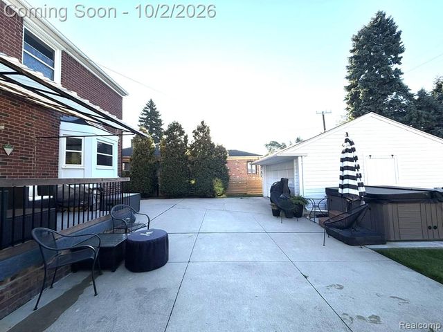 71 Vernier Road, Grosse Pointe Shores, MI 48236