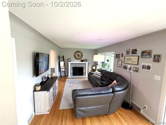 71 Vernier Road, Grosse Pointe Shores, MI 48236
