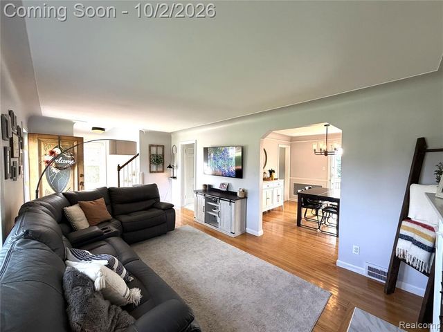 71 Vernier Road, Grosse Pointe Shores, MI 48236