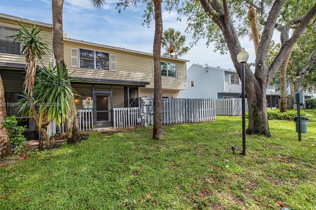 85 SW 3rd St, Pompano Beach, FL 33060