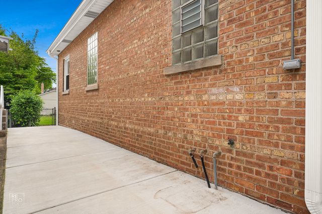 10016 S Clifton Park Avenue, Evergreen Park, IL 60805