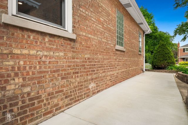 10016 S Clifton Park Avenue, Evergreen Park, IL 60805