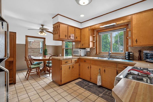 10016 S Clifton Park Avenue, Evergreen Park, IL 60805