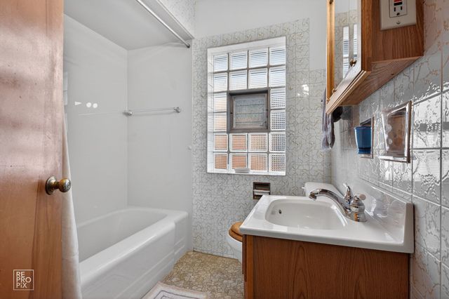 10016 S Clifton Park Avenue, Evergreen Park, IL 60805