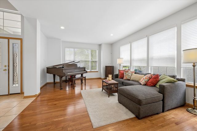 2304 Sarazen Drive, Vernon Hills, IL 60061