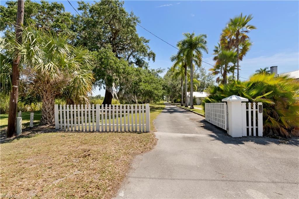 233 De Soto AVE, LABELLE, FL 33935 — photo 4